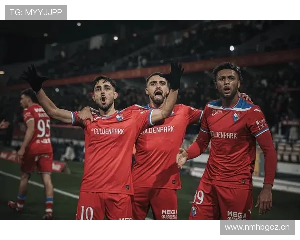 曼联防守体系漏洞频出:稳定性承压,竞争格局面临考验 曼联防守体系漏洞频出:稳定性承压,竞争格局面临考验